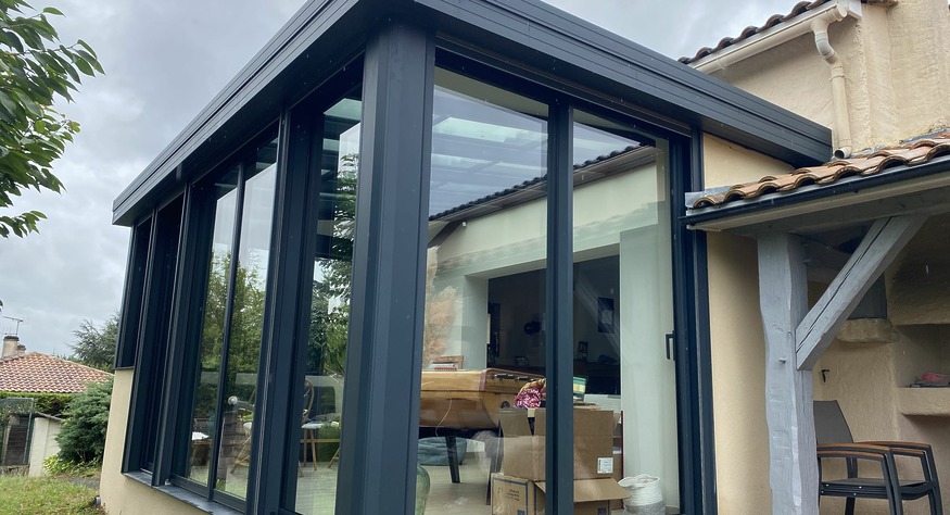 veranda contemporaine à soyaux