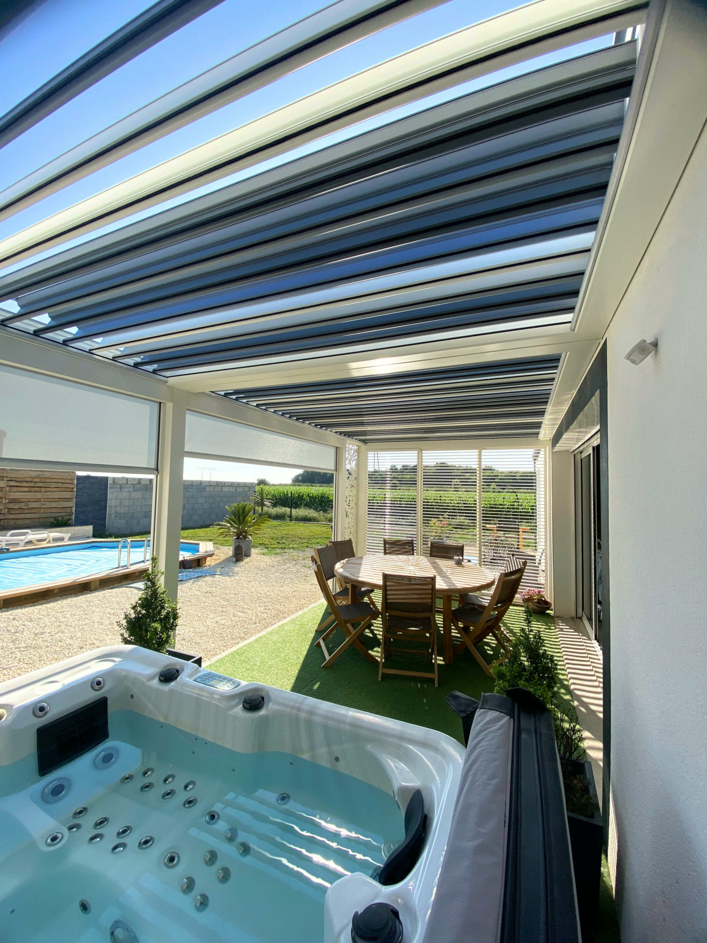 Pergola bioclimatique avec jacuzzi
