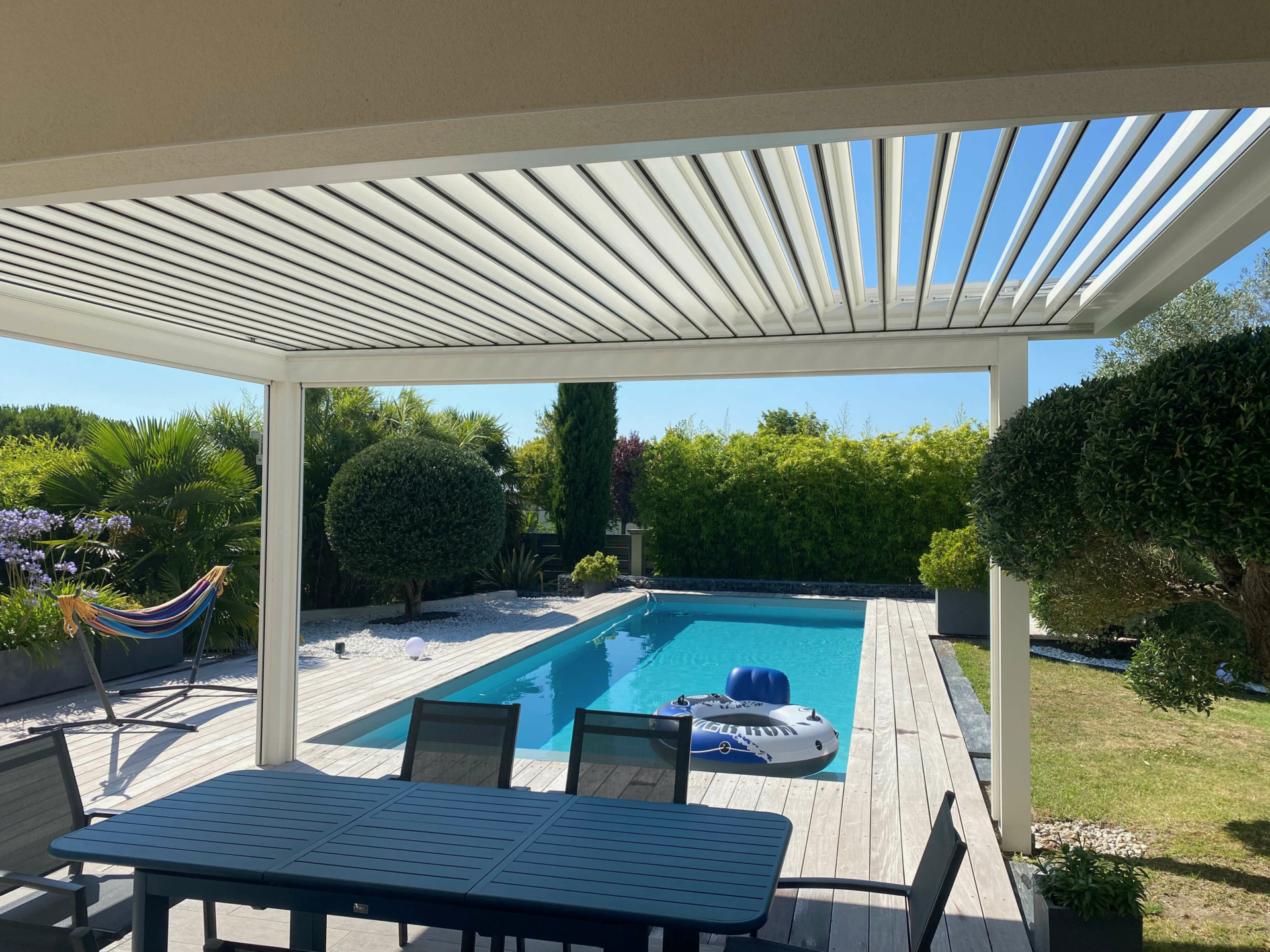 Pergola bioclimatique avec piscine