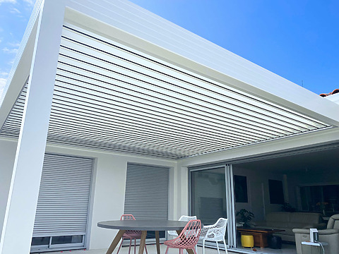 Pergola bioclimatique adossée à Saintes