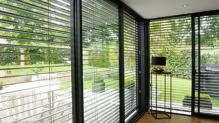 zoom sur un brise soleil orientable (BSO) dans une extension en Ille-et-Vilaine