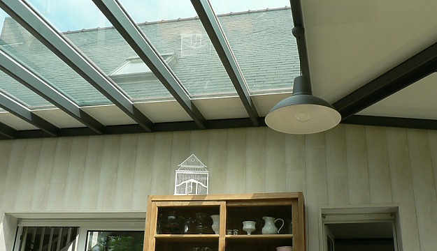 extension maison style atelier avec un toit vitré