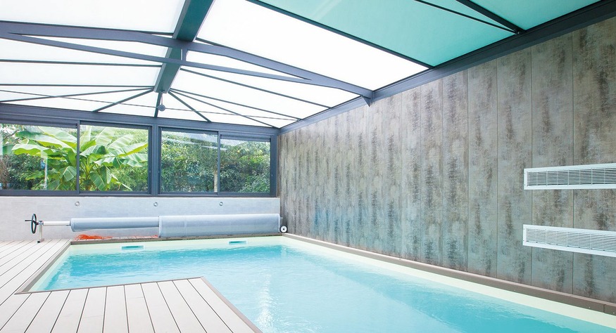 piscine intérieure véranda