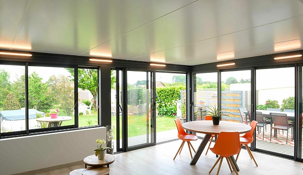 extension veranda toit plat avec un éclairage LED