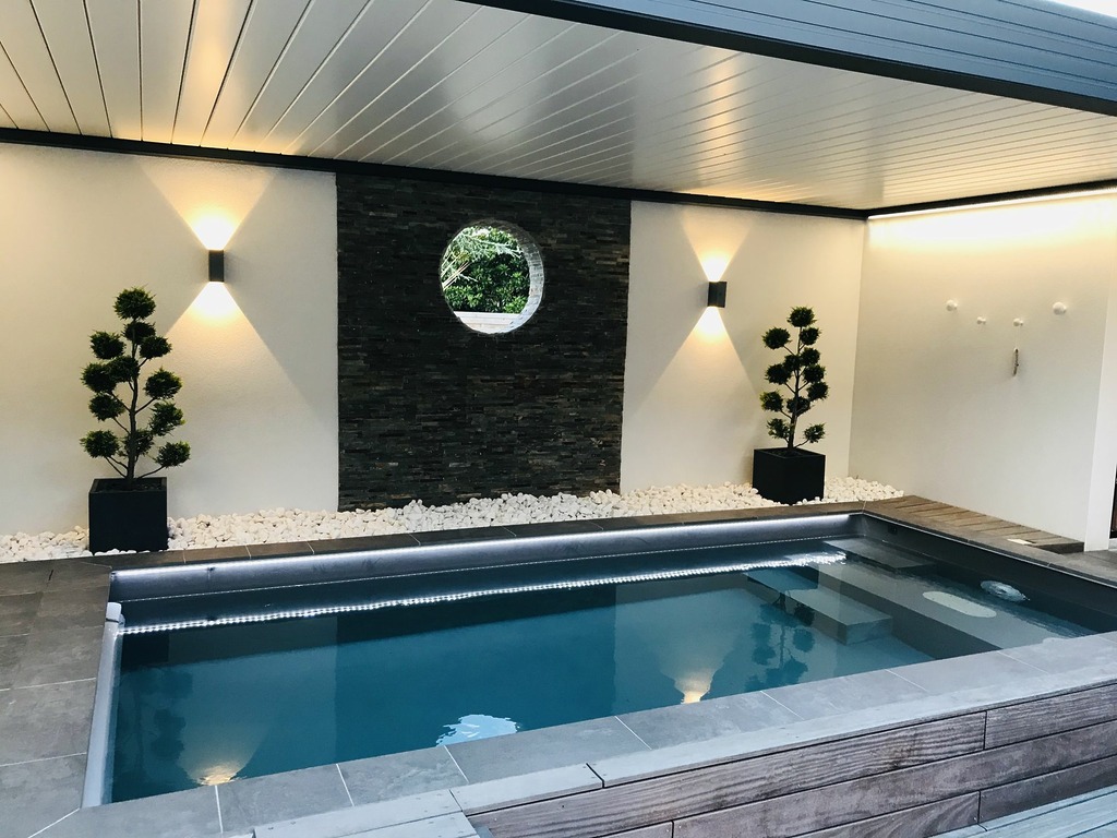 pergola bioclimatique adossée avec piscine