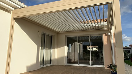 Lames orientables d'une pergola bioclimatique