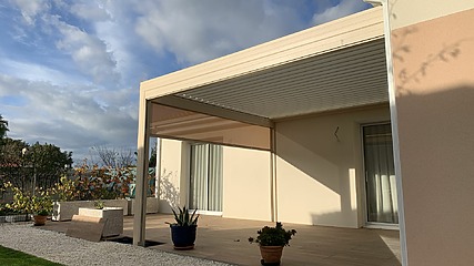 pergola bioclimatique loire atlantique avec store