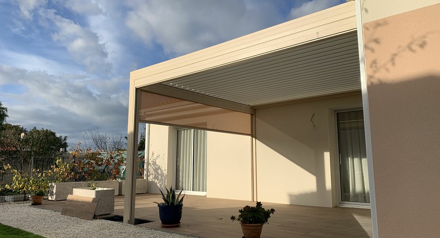 pergola bioclimatique loire atlantique avec store