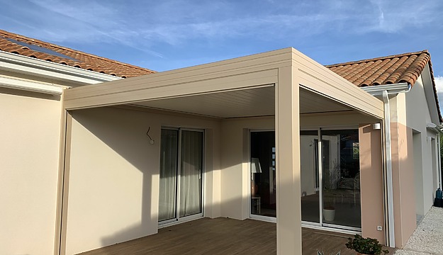 pergola bioclimatique 44 fermée