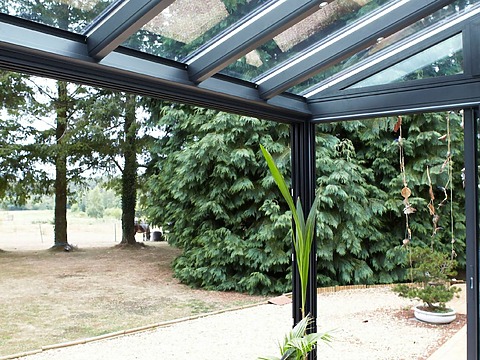 veranda sur mesure avec un toit en verre