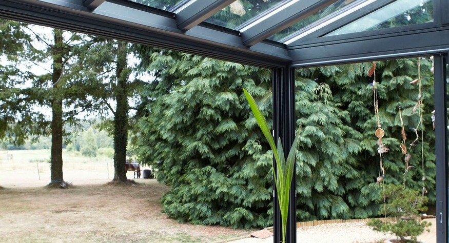 veranda sur mesure avec un toit en verre