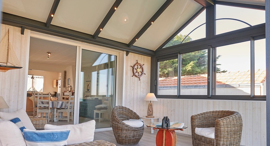intérieur d'une veranda moderne en alu