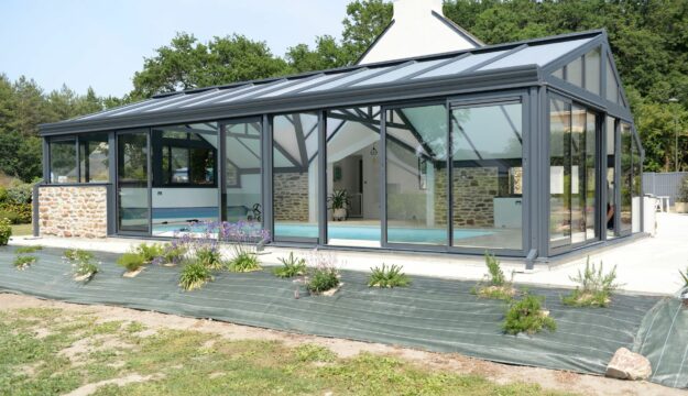 veranda pour piscine dans le morbihan