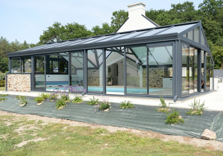 veranda pour piscine dans le morbihan