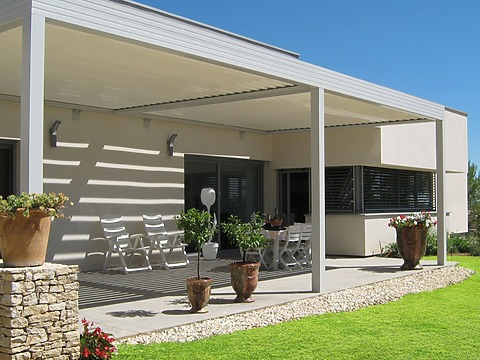 pergola sur maison contemporaine dans les Deux-Sèvres