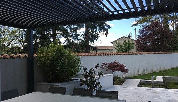 vue depuis une pergola bioclimatique à Niort