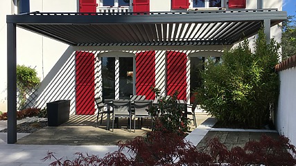 pergola bioclimatique adossée à une maison