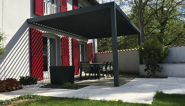 A Niort, pergola bioclimatique sur une terrasse
