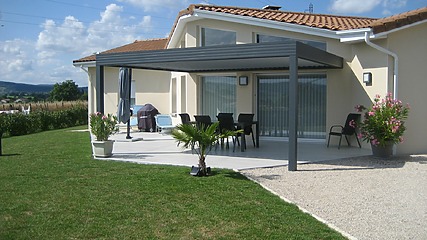 pergola sur terrasse devant une maison