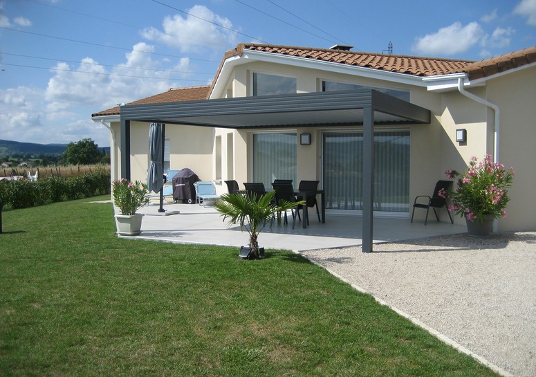 pergola sur terrasse devant une maison