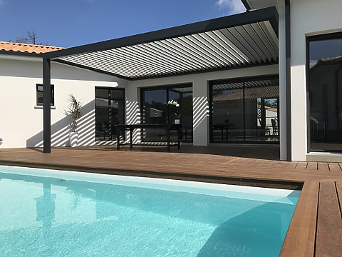 pergola vendée sur une terrasse en bois