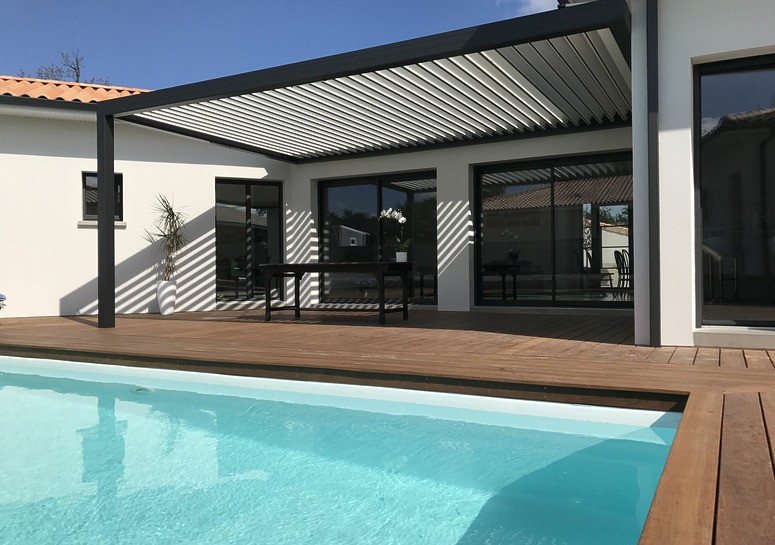 pergola vendée sur une terrasse en bois