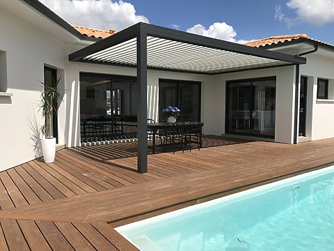 pergola en vendee avec terrasse en bois et piscine