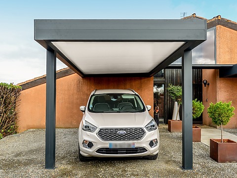 carport adossé maison avec voiture blanche