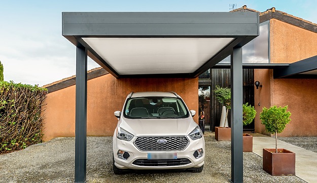 carport adossé maison avec voiture blanche