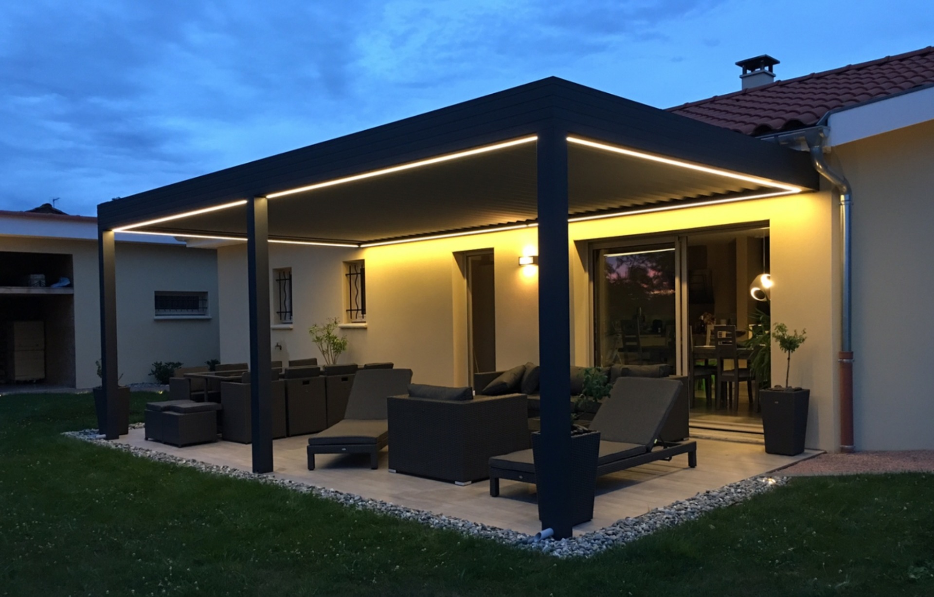 fabricant pergola bioclimatique adossée avec éclairage LED