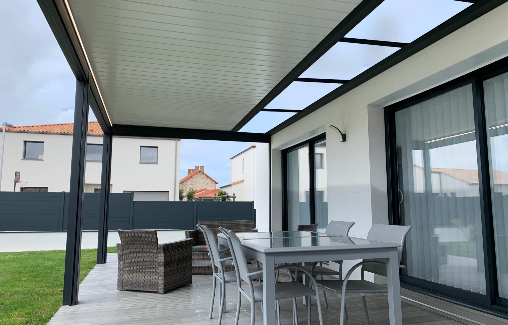 fabricant pergola bioclimatique avec un bandeau de lumière