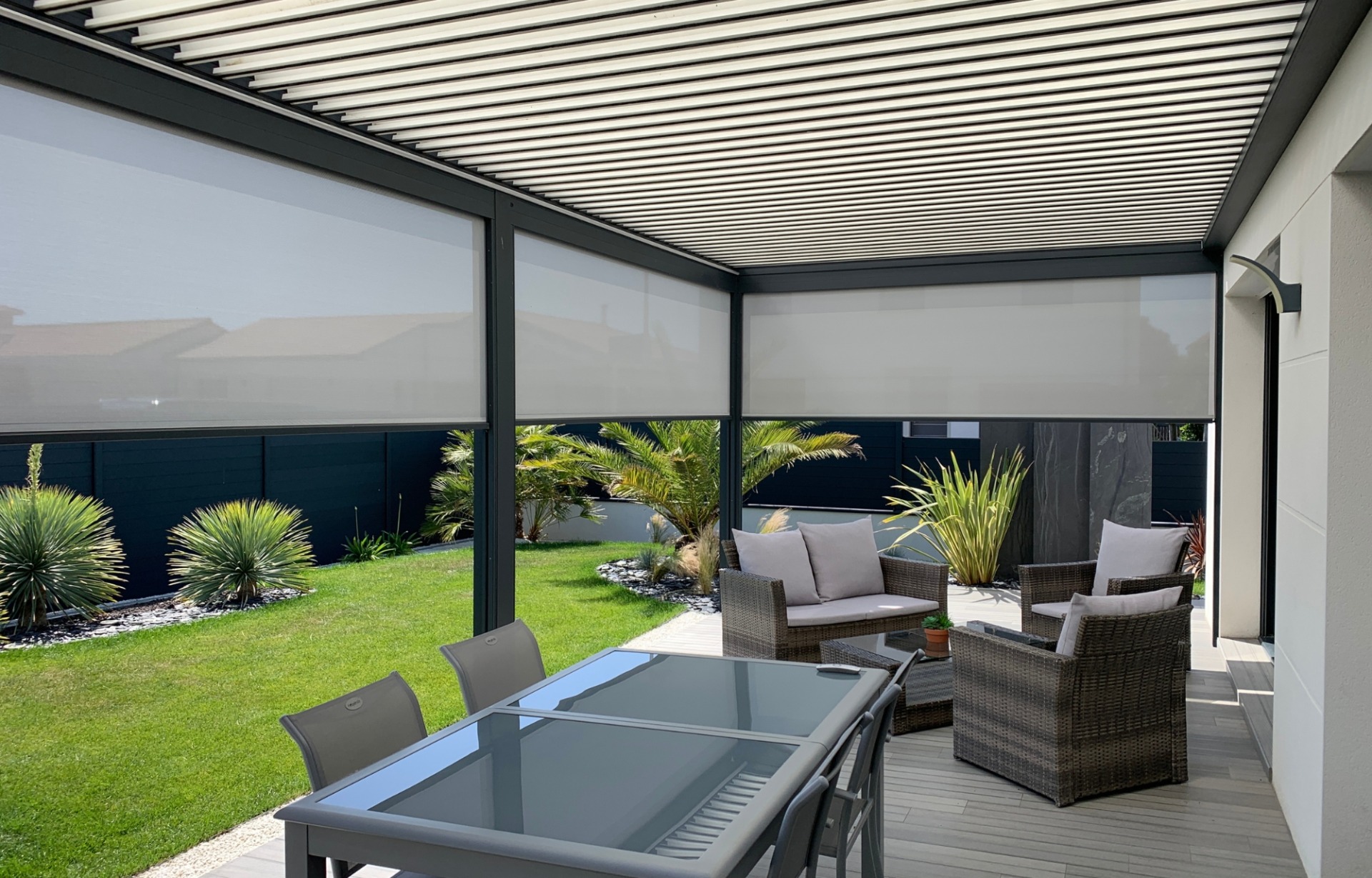 fabricant pergola bioclimatique avec toile électrique verticale