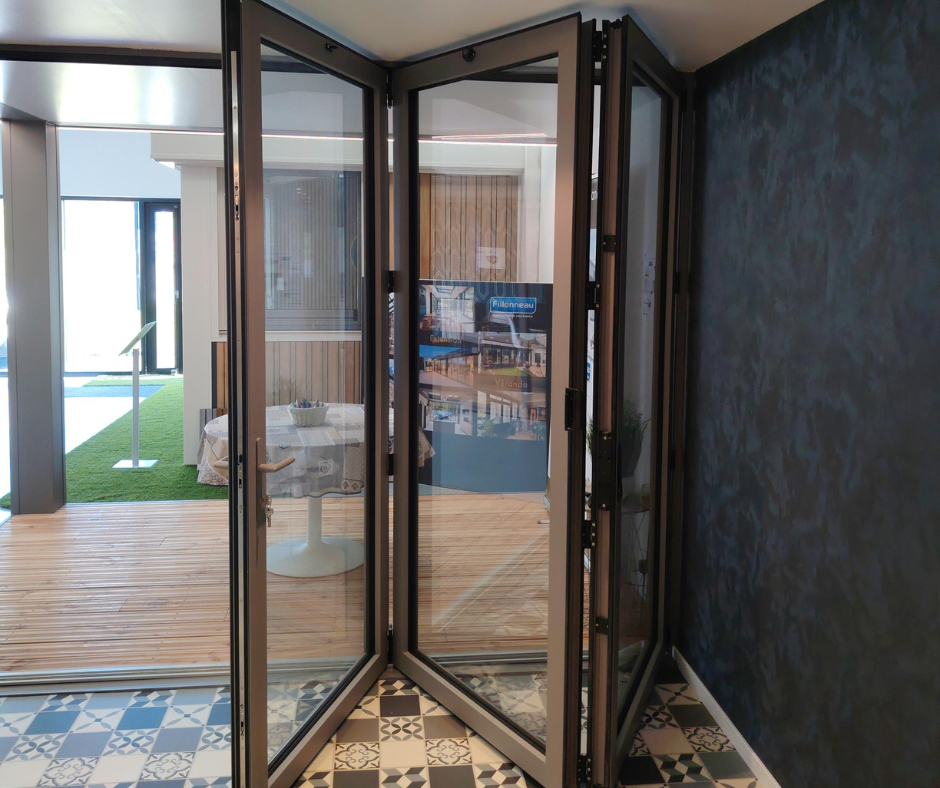 Baies accordéon pour extension maison dans le showroom Fillonneau de Rennes